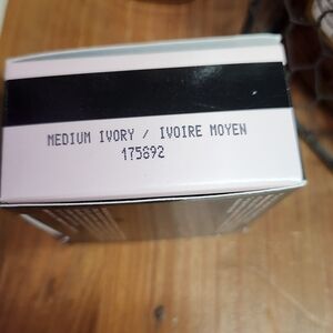 Mary Kay Medium Ivory Setting Powder